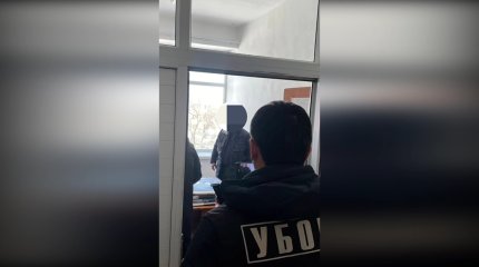 Тараздағы мемлекеттік жоғарғы оқу орнының бірінде оқытушы парамен ұсталды