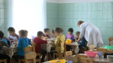 "Үйден қашу, мектепке бармау сияқты проблема көп болды" - Балалар үйінен асырап алған баланы кері қайтару жағдайы жиілеген