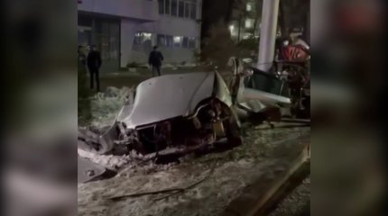 Алматыда жол апатына ұшыраған көлік екіге қақ бөлініп, 3 адам қаза тапты