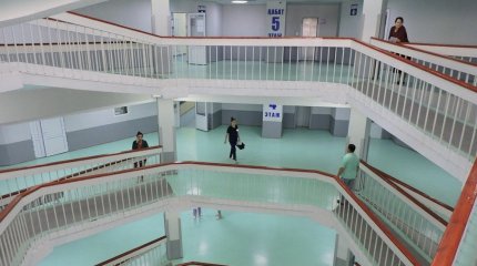 Диван выбросили на голову жителя Актау: врачи рассказали о состоянии пострадавшего