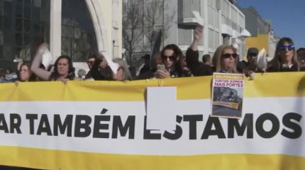 Тысячи педагогов вышли на улицы Португалии