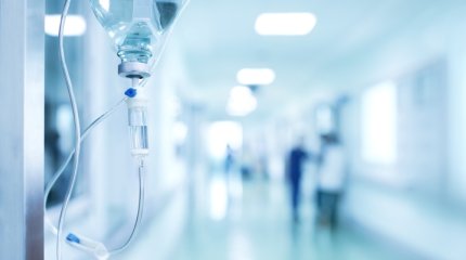 Ақтауда көшеде кетіп бара жатқан адамның үстіне жиһаз құлады