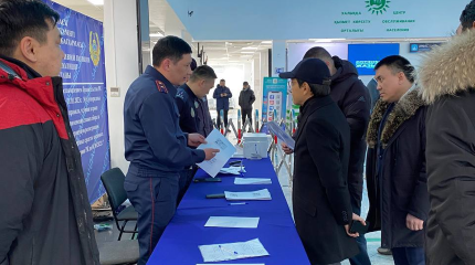 Бағдат Мусин шетелдік көлігін заңдастырып жүрген астаналықтармен кездесті