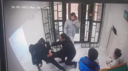 Мужчина напал с ножом на посетителей банка в Актау