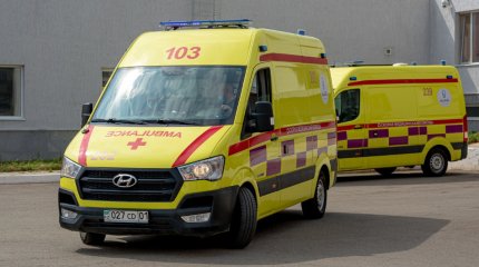 Ұлытау облысының жедел жәрдем дәрігерлері жаңа автокөліктердің кілттерін алды