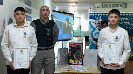Наградили школьников спасших пенсионеров в Караганде