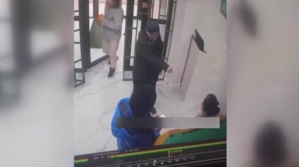 Клиенты банка помогли задержать грабителя с ножом в Актау