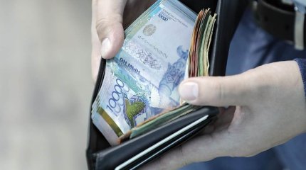 Попытка дачи взятки полицейскому попала на видео в Астане