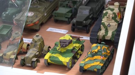 Оралдық шебер пластик құтылардан түрлі әскери техника құрастырады