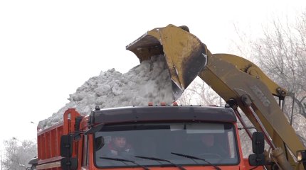 Астанада тоқтаусыз жауған қалың қар үйлерді басып қалды