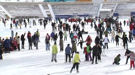 «AMANAT» партиясының мүшелері екібастұздық балаларды Медеу мұз айдынына апарды