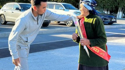 Көшеде аналарға құрмет көрсеткен атыраулықтың видеосы көпті сүйсінтті