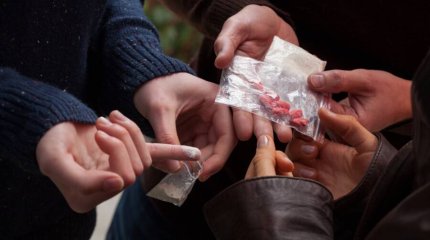 Как понять, что ребенок подрабатывает "закладчиком" наркотиков: в полиции указали 6 признаков