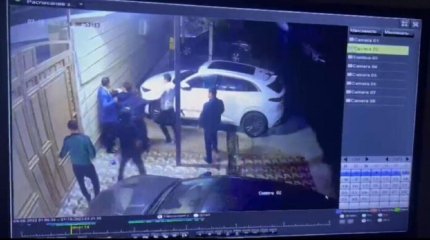 Сарыағаштық депутатты бір топ адам үйінің алдында соққыға жыққан