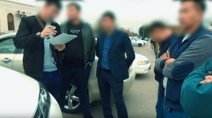 Акима города Есик задержали с поличным