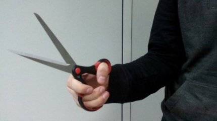 «Басыма қайшы кіріп кетті» – Алматыда турфирма қызметкеріне шабуыл жасалды