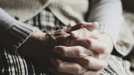 Внук пытался выселить больную бабушку из собственного дома в Актюбинской области