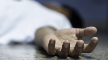 Убил и лёг спать с трупом: мужчина до смерти избил избранницу за упрек в малом заработке