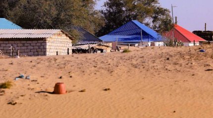 Песком заносит село в Актюбинской области
