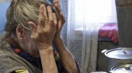 Пенсионерка порезала себя лезвием в банке Талдыкоргана из-за неоплаченного кредита