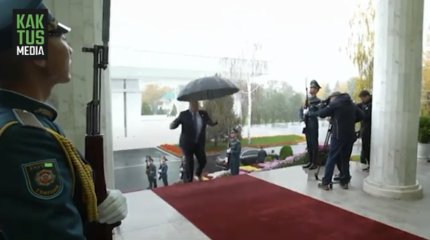 «Не дождётесь»: Лукашенко прокомментировал потерю равновесия на ступеньках перед саммитом СНГ