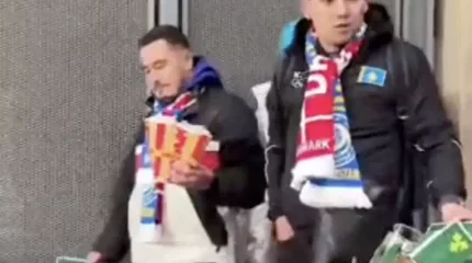 Қазақстан құрамасының жанкүйерлері Даниядағы матчтан кейін трибунадағы қоқысты тегіс жинап кеткен