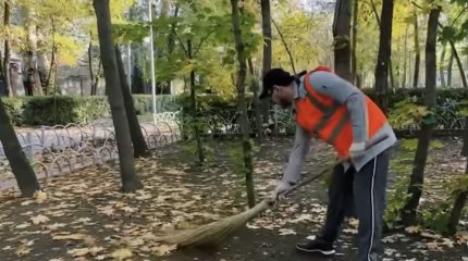 Торегали Тореали показал, как убирает город на общественных работах