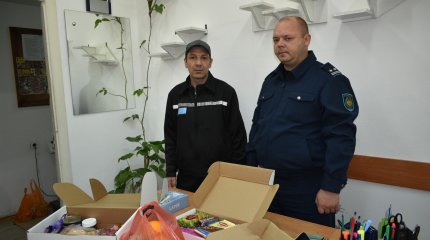 Жену убили, детей в детдом: благотворитель из колонии рассказал, почему помогает сиротам