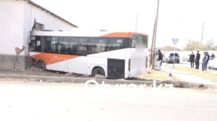 Автобус въехал в дом в Туркестане: пострадали несколько человек