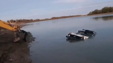 Два человека погибли в затонувшем авто в Атырауской области