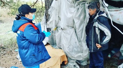 Женщина жила в шалаше на берегу Иртыша в ВКО