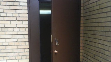 «Закрыл рот и трогал за грудь»: алматинку домогался парень в подъезде