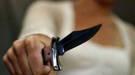 Женщина три раза пырнула ножом пьяного мужа-дебошира: он выжил и взял вину на себя