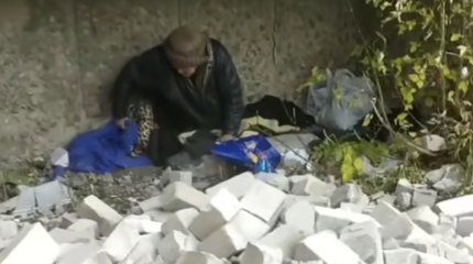 «Родные дети выгнали»: 70-летняя пенсионерка живёт под балконом в Петропавловске