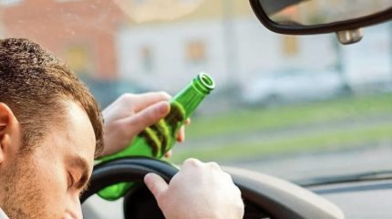 Полицейские заставили пьяного мужчину переставить авто и сразу задержали за пьяную езду