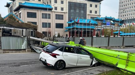 Кран раздавил машину на стройке ЛРТ в Астане