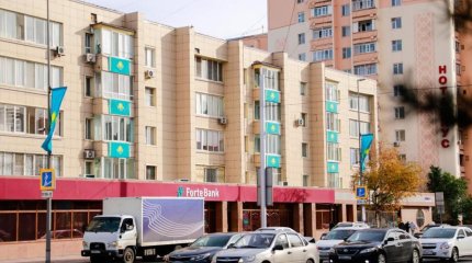 Свыше 1000 государственных флагов вывесили астанчане ко Дню Республики