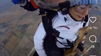 Казахстанка сыграла на кобызе в небе