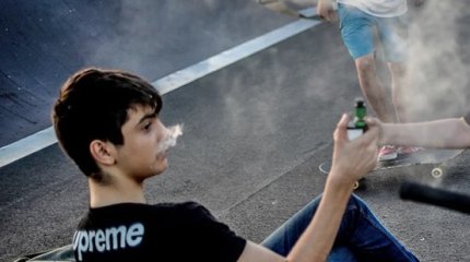 Врач рассказал, как понять, что ребенок курит вейп