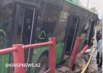 Автобус снес газовую трубу, светофор и наехал на пешехода в Алматы