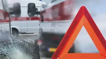 Алматыда автобус газ құбыры мен бағдаршамға соғылып, жаяу жүргіншіні қағып кетті