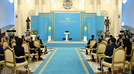 Токаев наградил учителей и премировал учёных