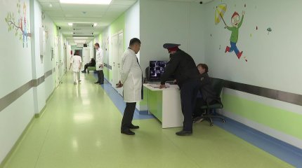 Ударил врача и угрожал пистолетом: до 7 лет тюрьмы грозит петропавловскому подростку-дебоширу