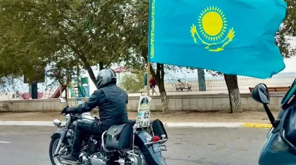 Ақтауда мотошеруге қатысқандар бір сағат көк байрақты желбіретіп қала көшелерімен жүріп өтті