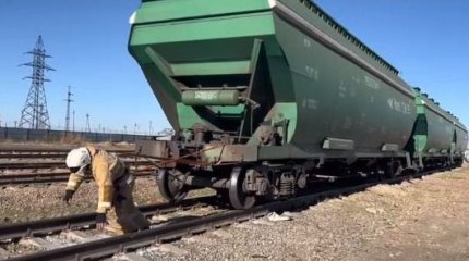 СҚО-да өрт сөндіруші 23 тонналық вагонды қолымен сүйреді