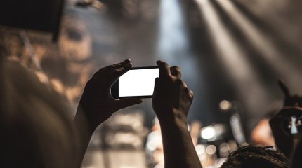 Перелом лба и носа, ожог глаз: взорвавшийся телефон изуродовал лицо 7-летнего ребёнка