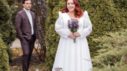53-летняя женщина вышла замуж за приемного сына