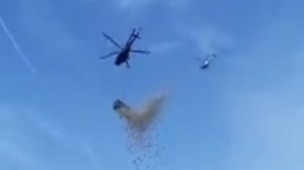 Миллион долларов сбросили над полем с вертолета (ВИДЕО)