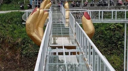 Индонезияда турист шыны көпірден құлап қайтыс болды