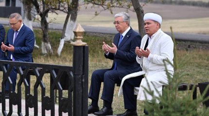 Президент Шоқан Уәлихановтың бейітіне зиярат етті